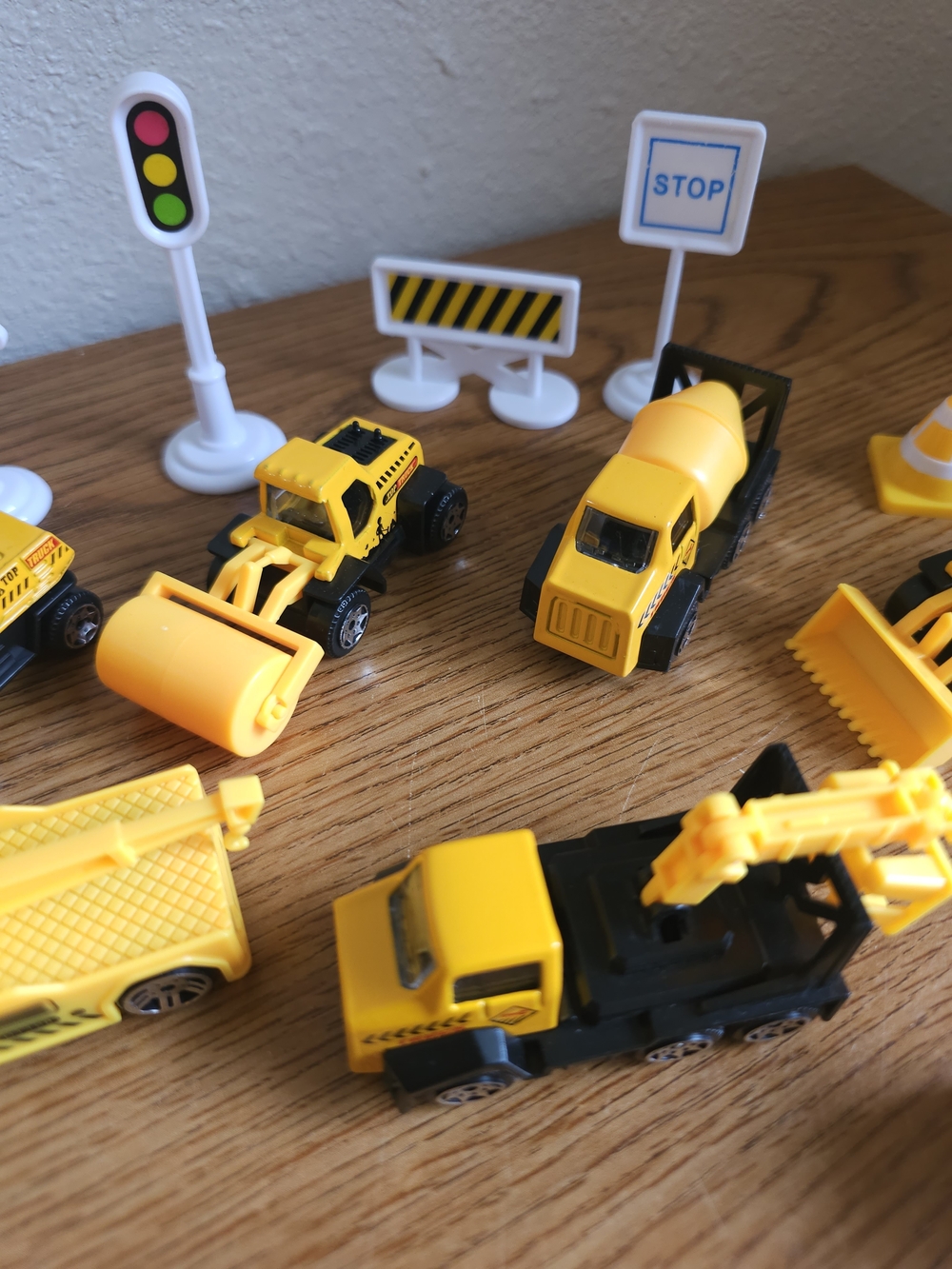 Construction Vehicle Lot Of 12 & Road Signs 2.5 Inch Diecast Plastic - Picture 7 of 13